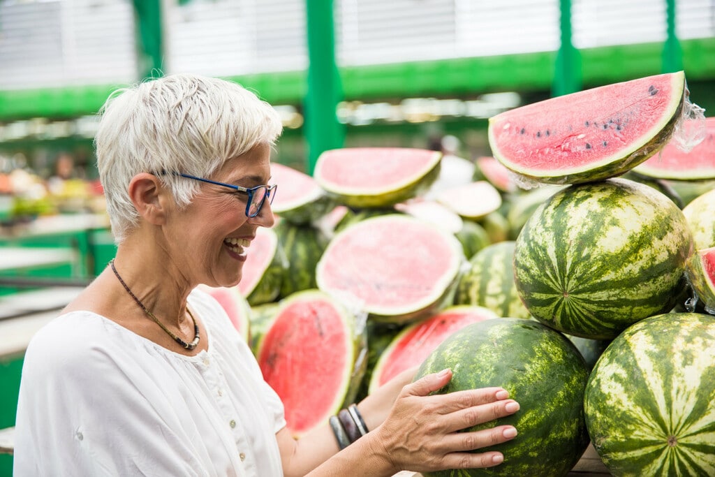 découvrez comment choisir la pastèque parfaite ! apprenez les astuces pour sélectionner un fruit juteux et savoureux, entre la forme, la couleur et le poids, pour profiter pleinement de l'été.